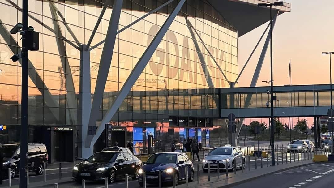 Taxi pod terminalem lotniska w Gdańsku o zachodzie słońca