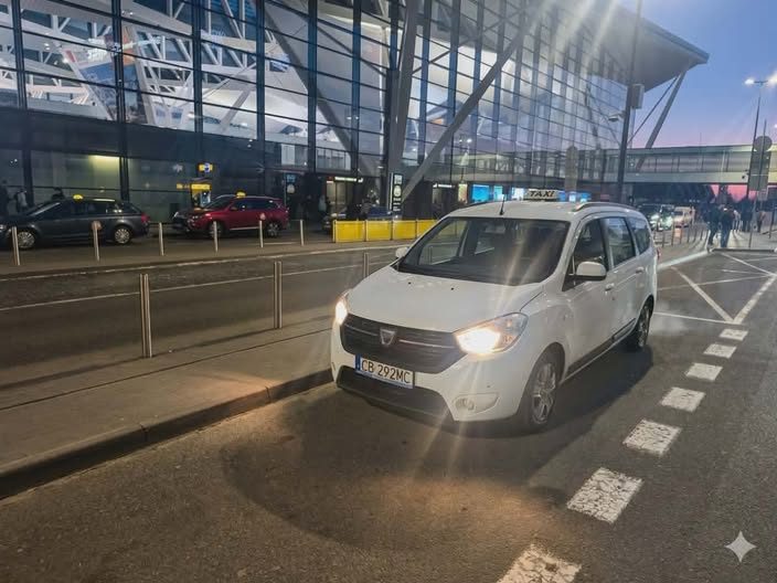 Taksówka TapTaxi pod terminalem lotniska w Gdańsku