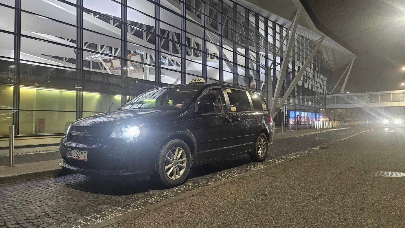 Taksówka TapTaxi pod terminalem lotniska w Gdańsku nocą